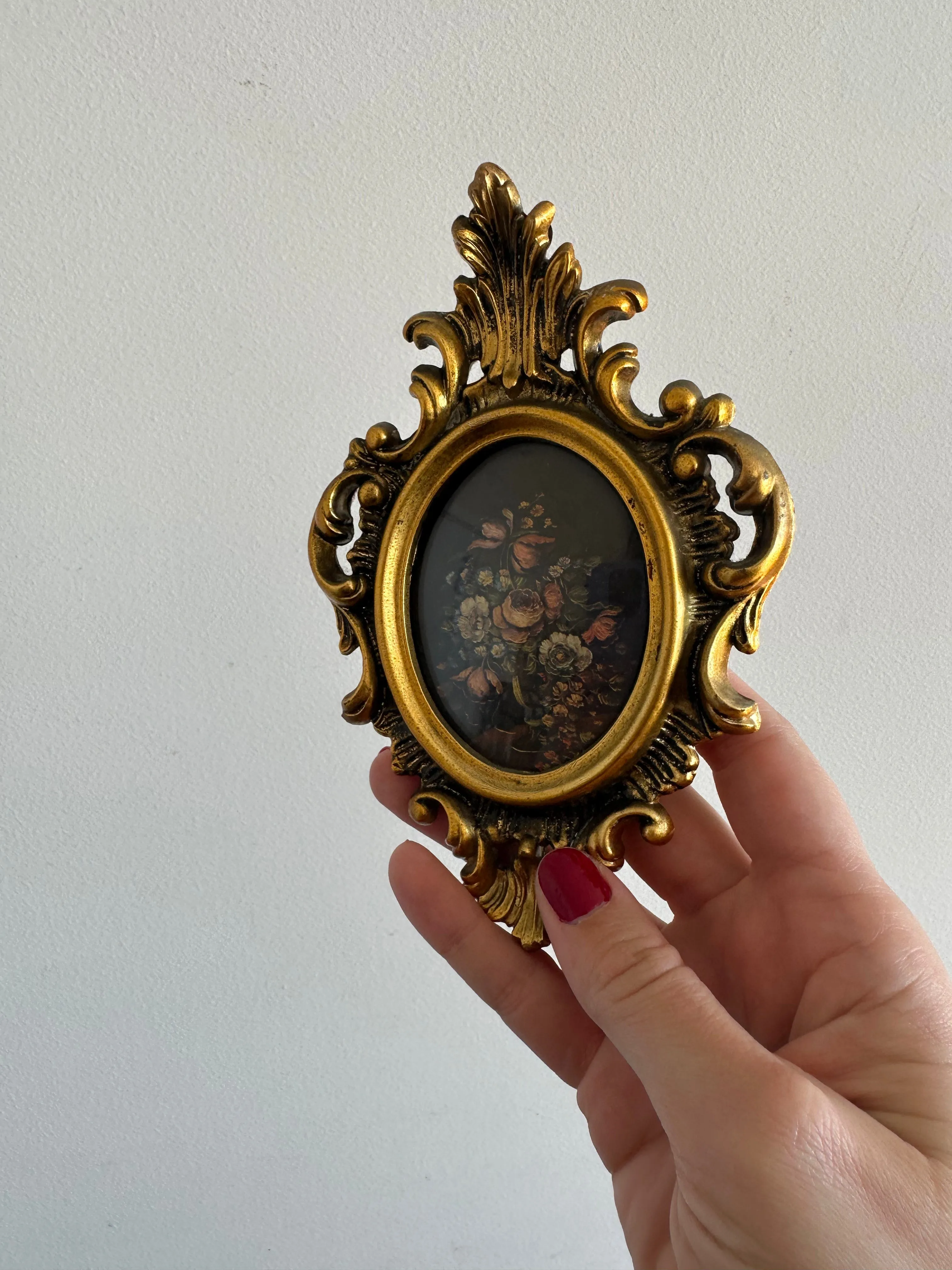 Médaillon baroque en plastique doré